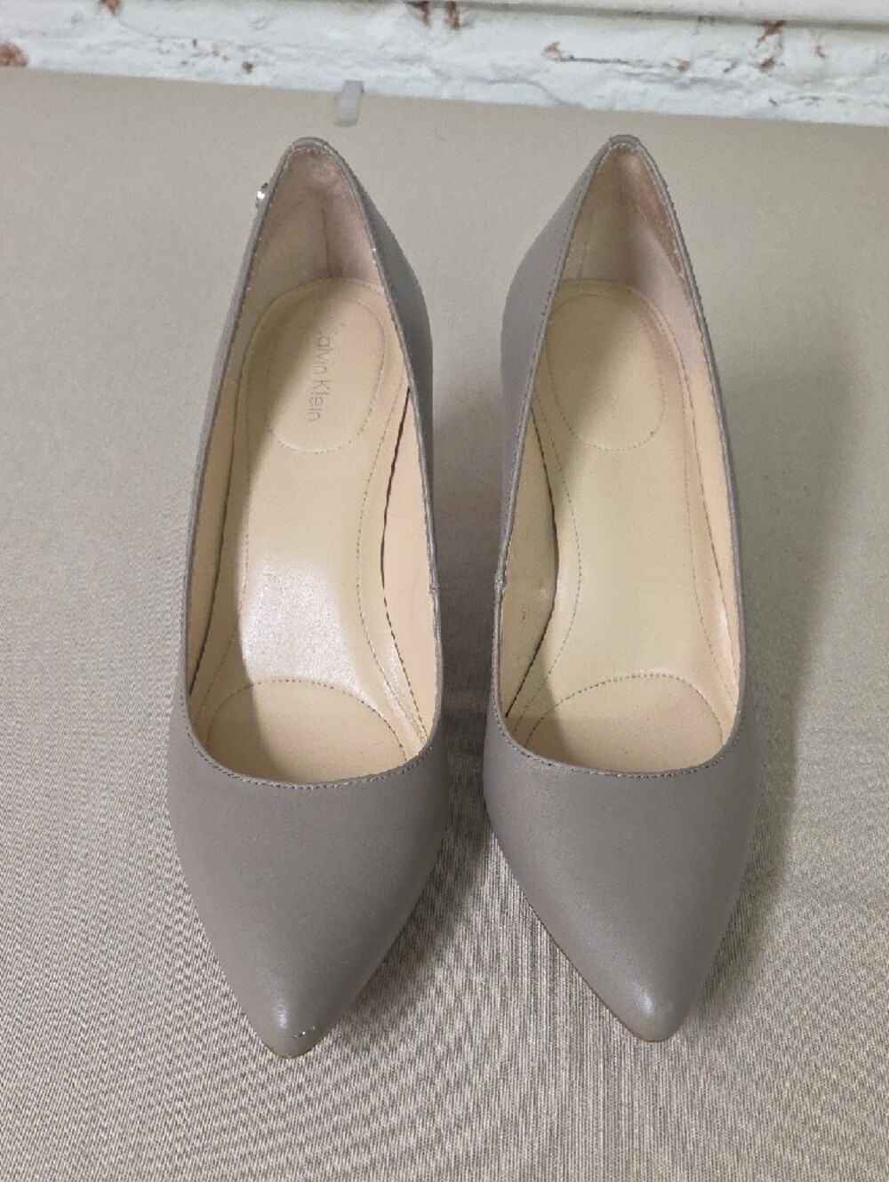 Calvin Klein Leather Taupe Pointed-Toe Pumps with Orange Heel Size 9.5 - Picture 2 of 7